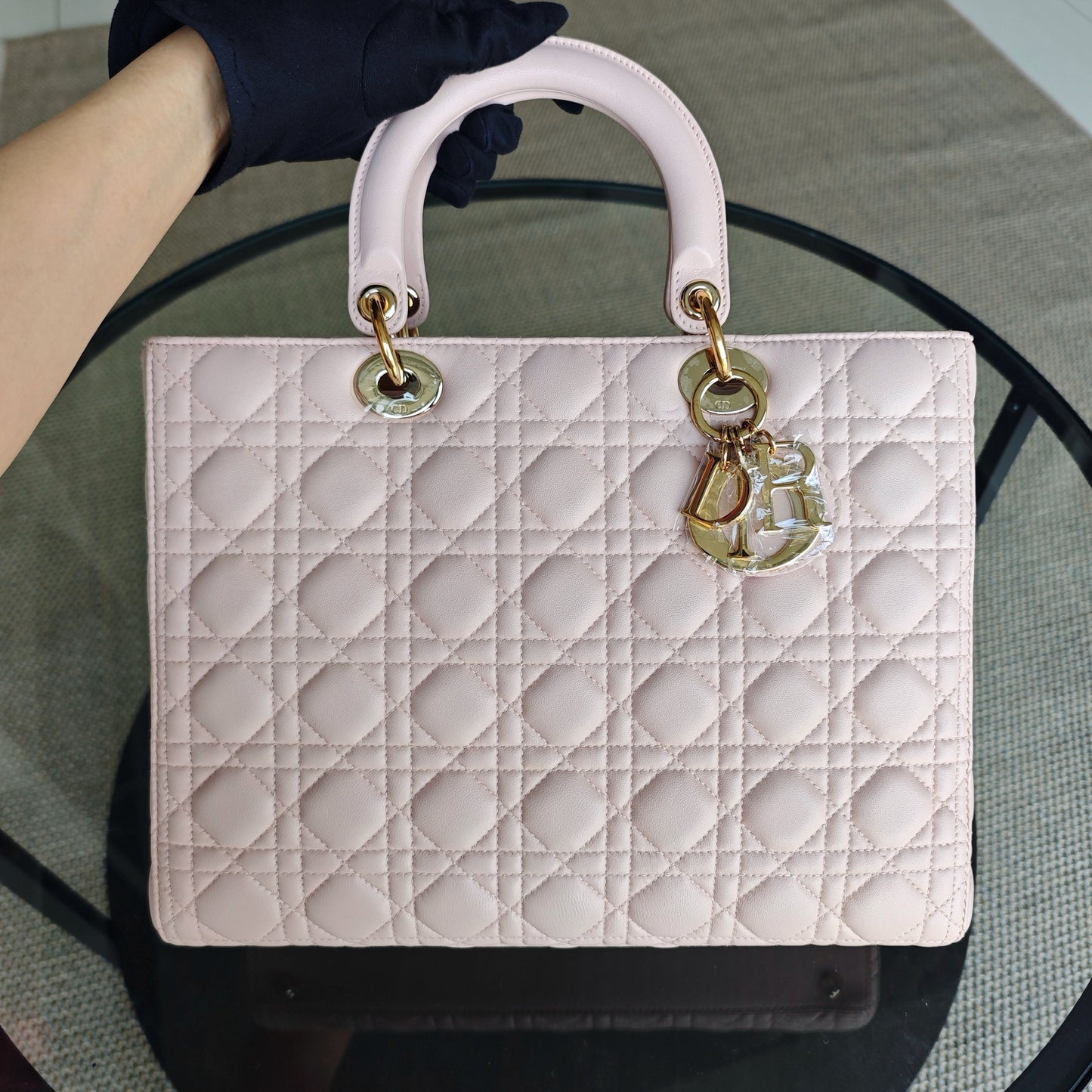 Lady Grand modèle - Cuir d'agneau Cannage rose clair avec finitions dorées — Kovancy