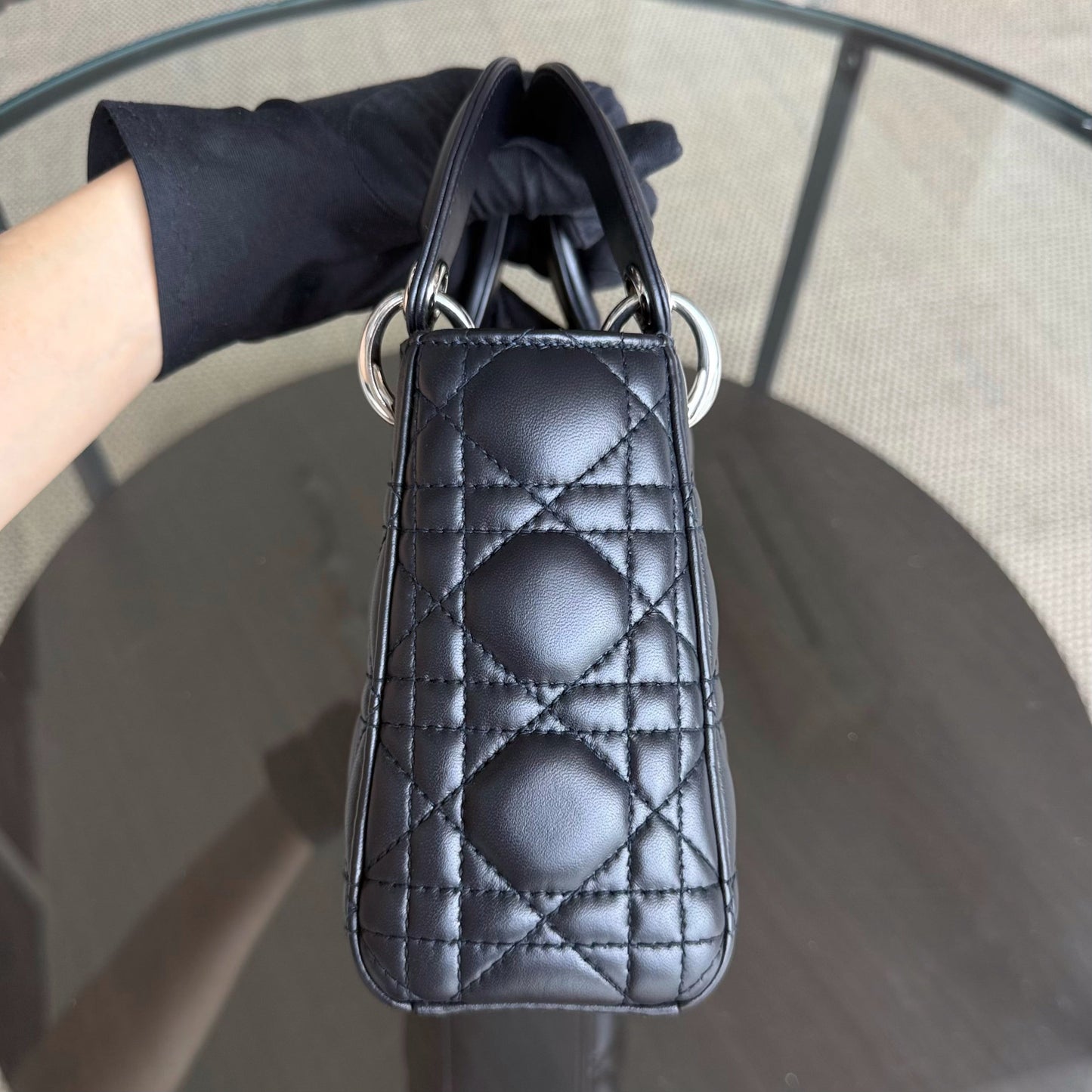 Lady Mini - Bracelet chaîne en cuir d'agneau Cannage bleu nuit avec détails argentés — Kovancy