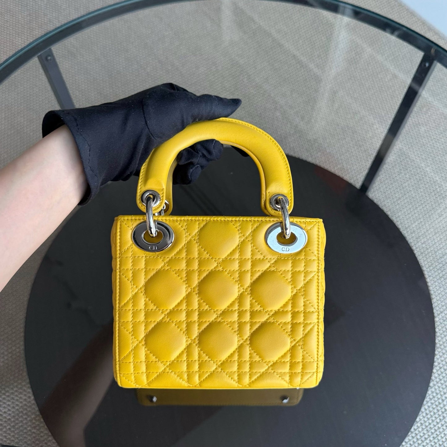 Lady Mini Flap - Cuir d'agneau Cannage jaune, sangle chaîne, quincaillerie argentée, quincaillerie argentée — Kovancy