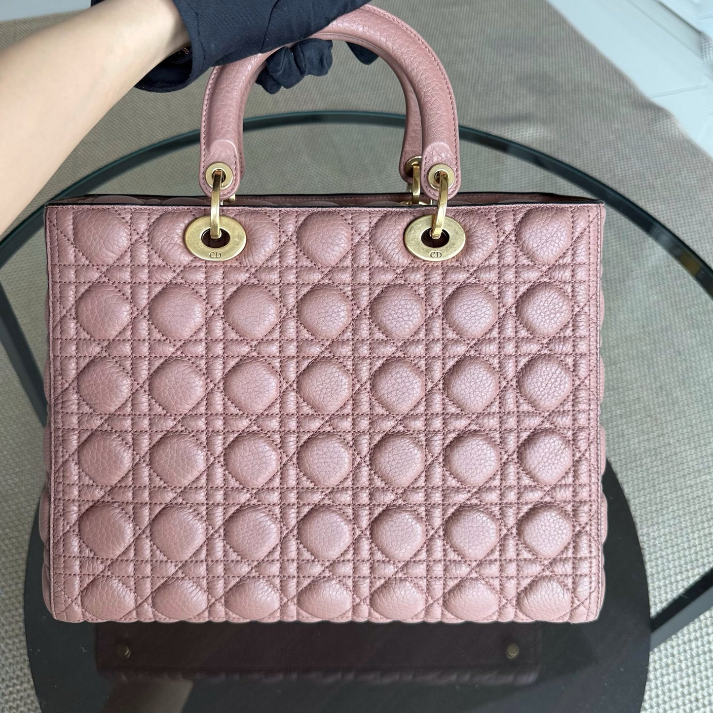 Lady Grand modèle - Cuir de veau grainé Cannage, finitions dorées blush, sans bandoulière — Kovancy