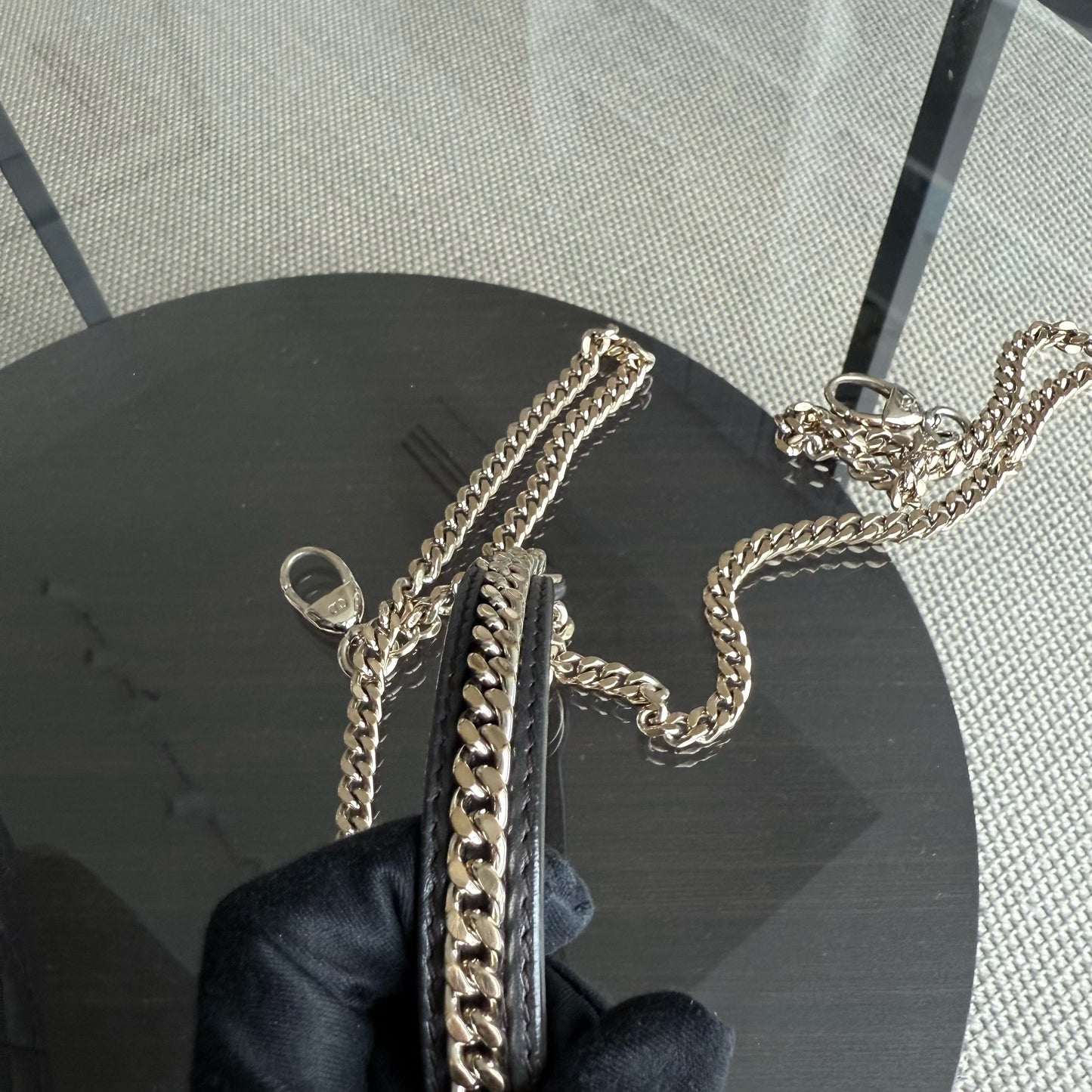 Lady Mini - Sangle chaîne en cuir d'agneau Cannage gris foncé avec quincaillerie dorée — Kovancy