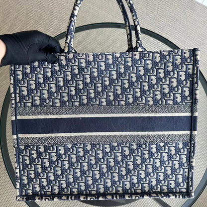 Sac fourre-tout Dior Book - Grand modèle en toile monogrammée bleu foncé
