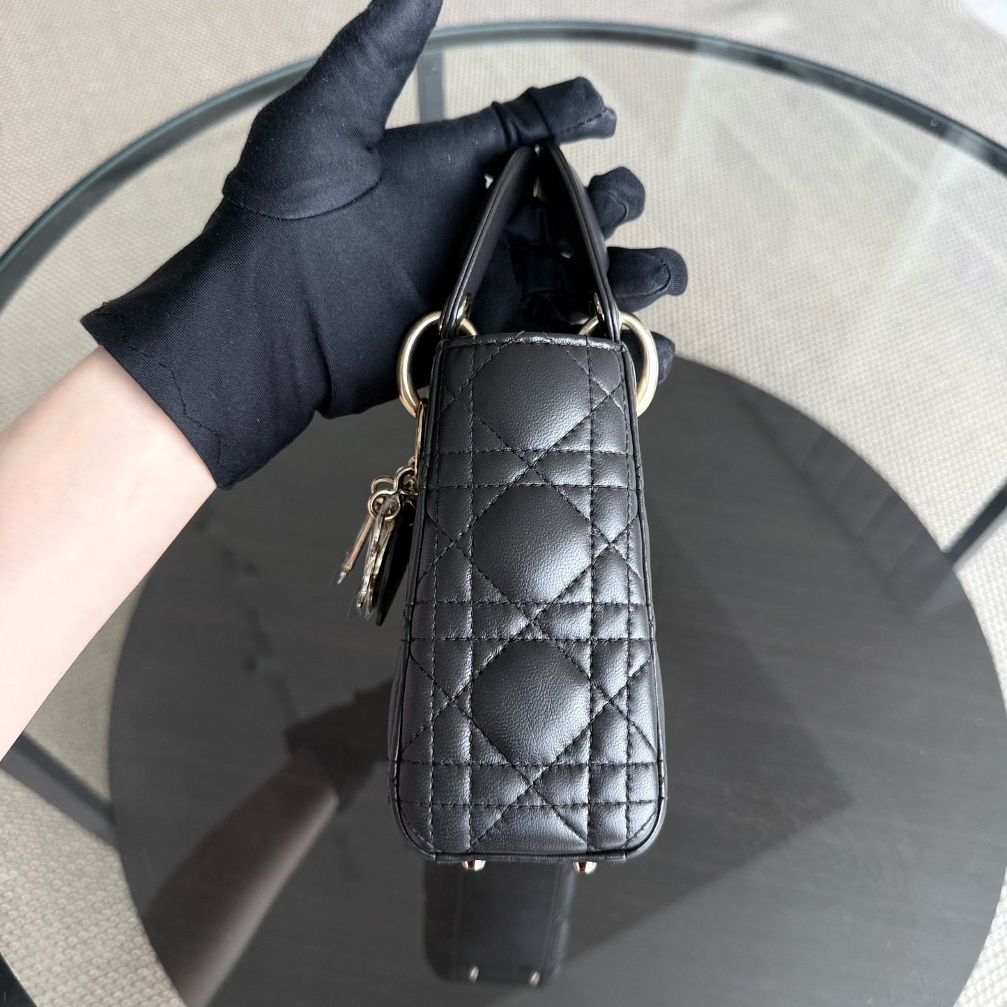 Lady Mini - Sangle chaîne en cuir d'agneau Cannage gris foncé avec quincaillerie dorée — Kovancy