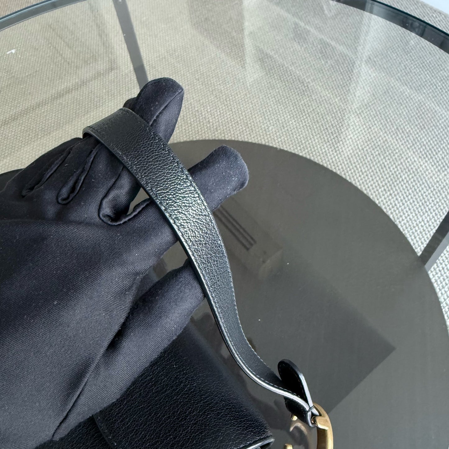 Selle Medium - 25 cm en cuir de veau noir et finitions dorées — Kovancy