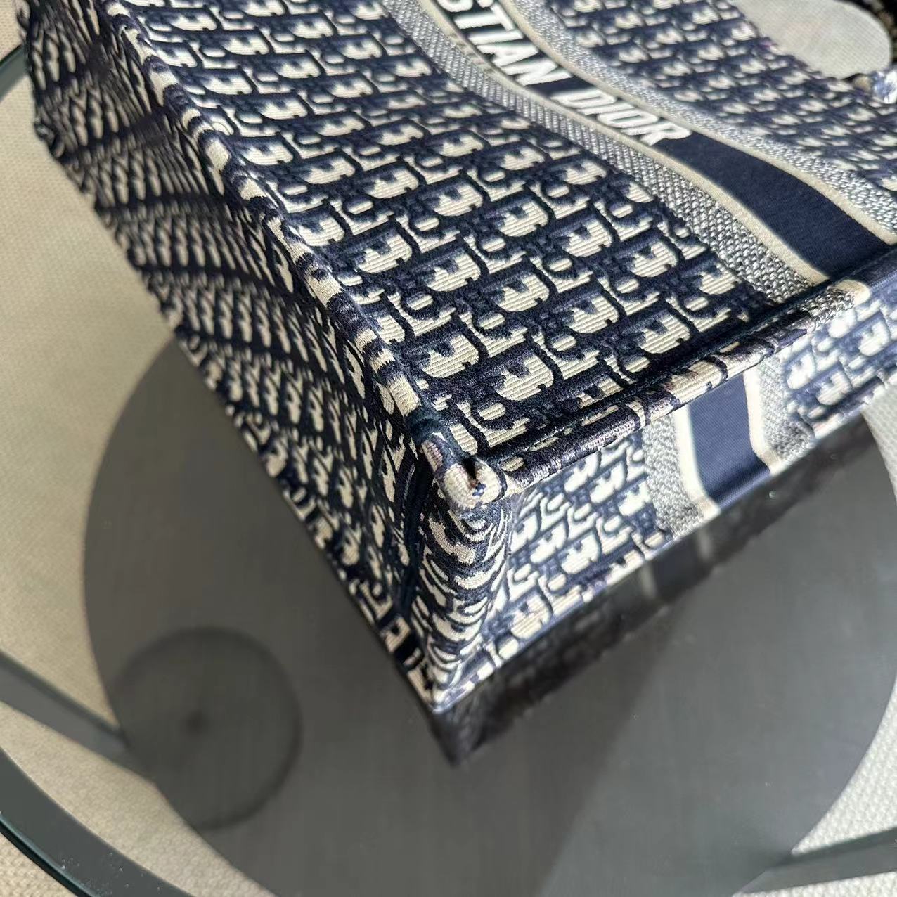 Sac fourre-tout Dior Book - Grand modèle en toile monogrammée bleu foncé