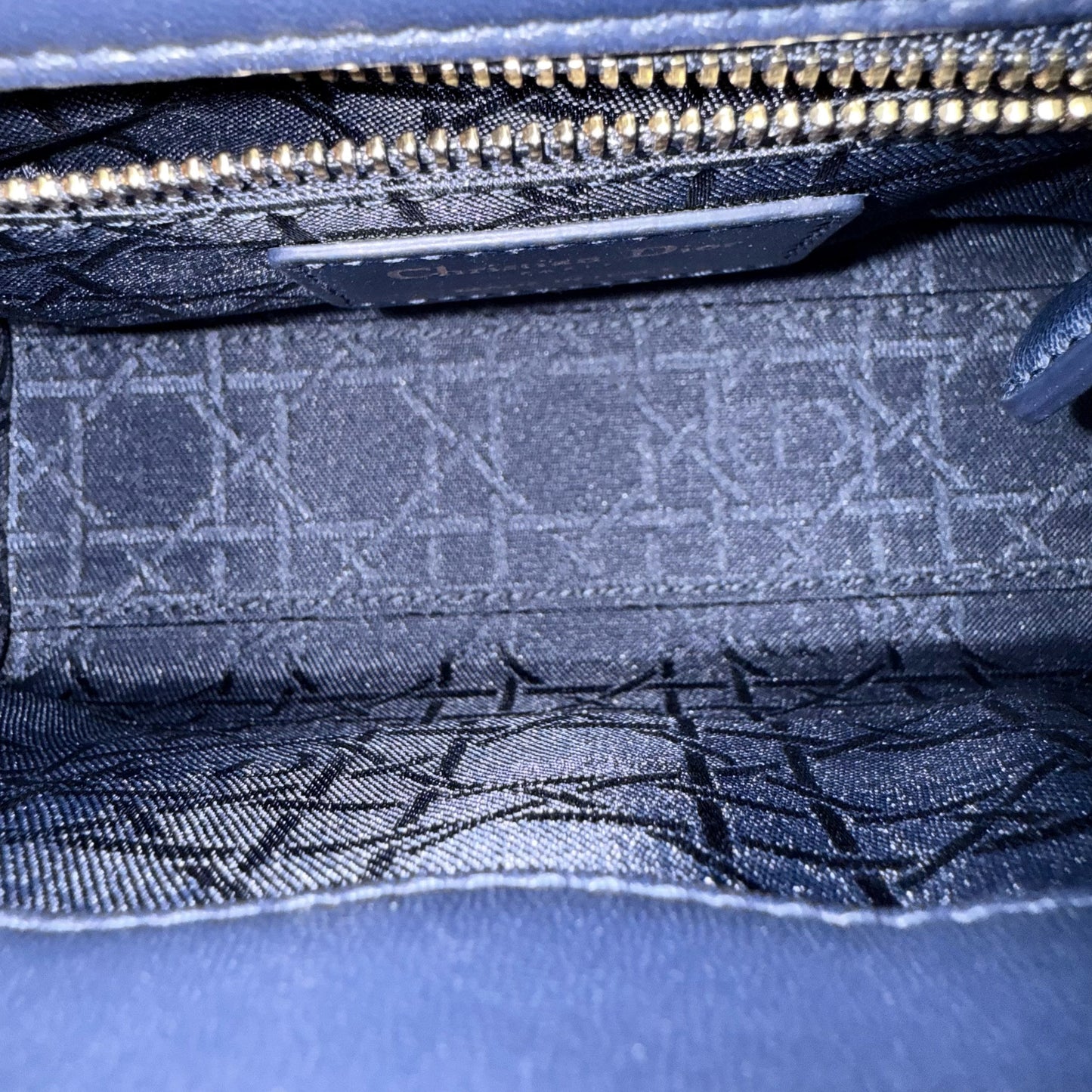 Lady Mini - Bandoulière réglable en cuir d'agneau Cannage bleu foncé avec finitions dorées — Kovancy