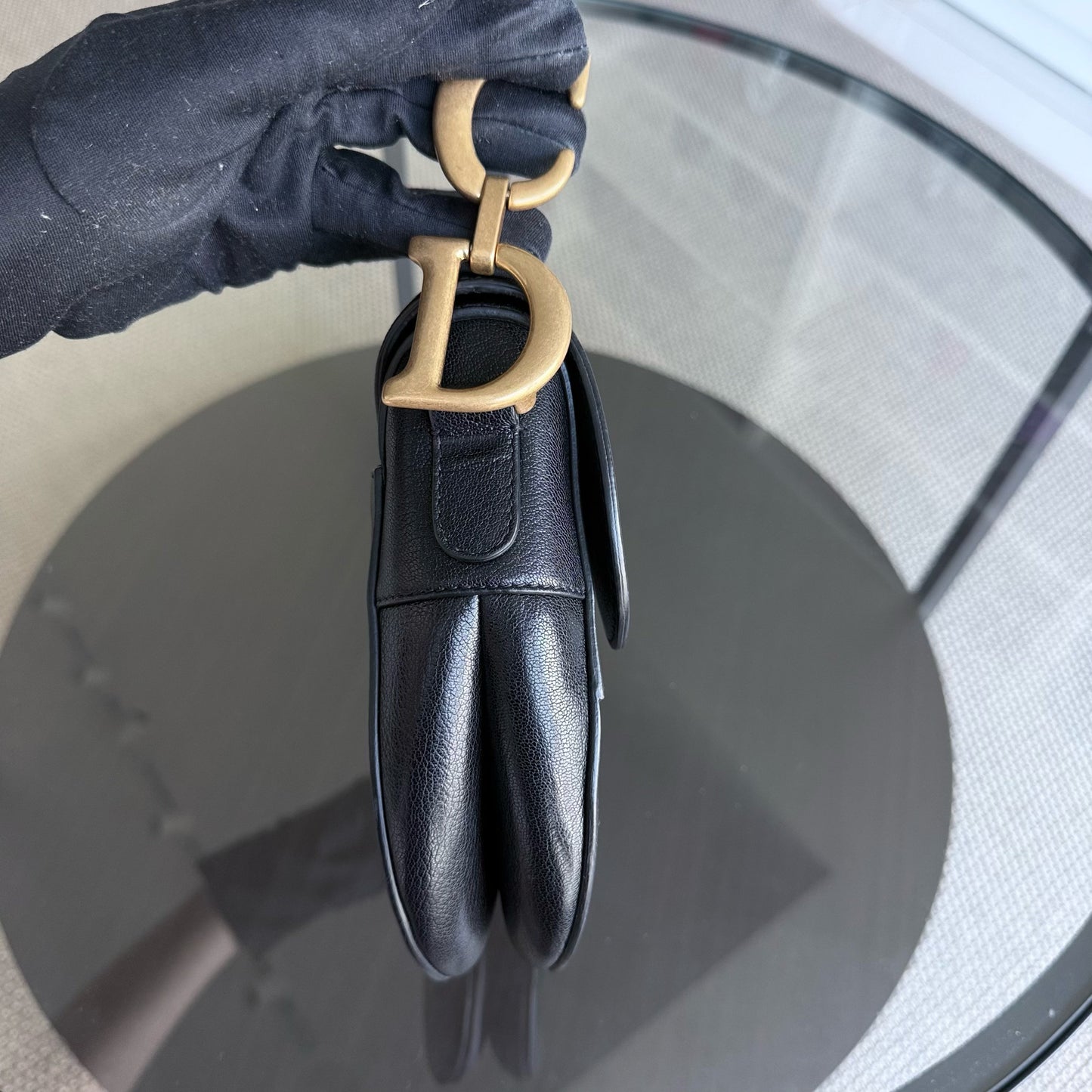 Selle Medium - 25 cm en cuir de veau noir et finitions dorées — Kovancy