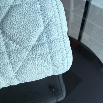 Dior Lady Caviar moyen - Cuir de veau grainé Cannage Blanc glacier Bleu glacier Quincaillerie argentée