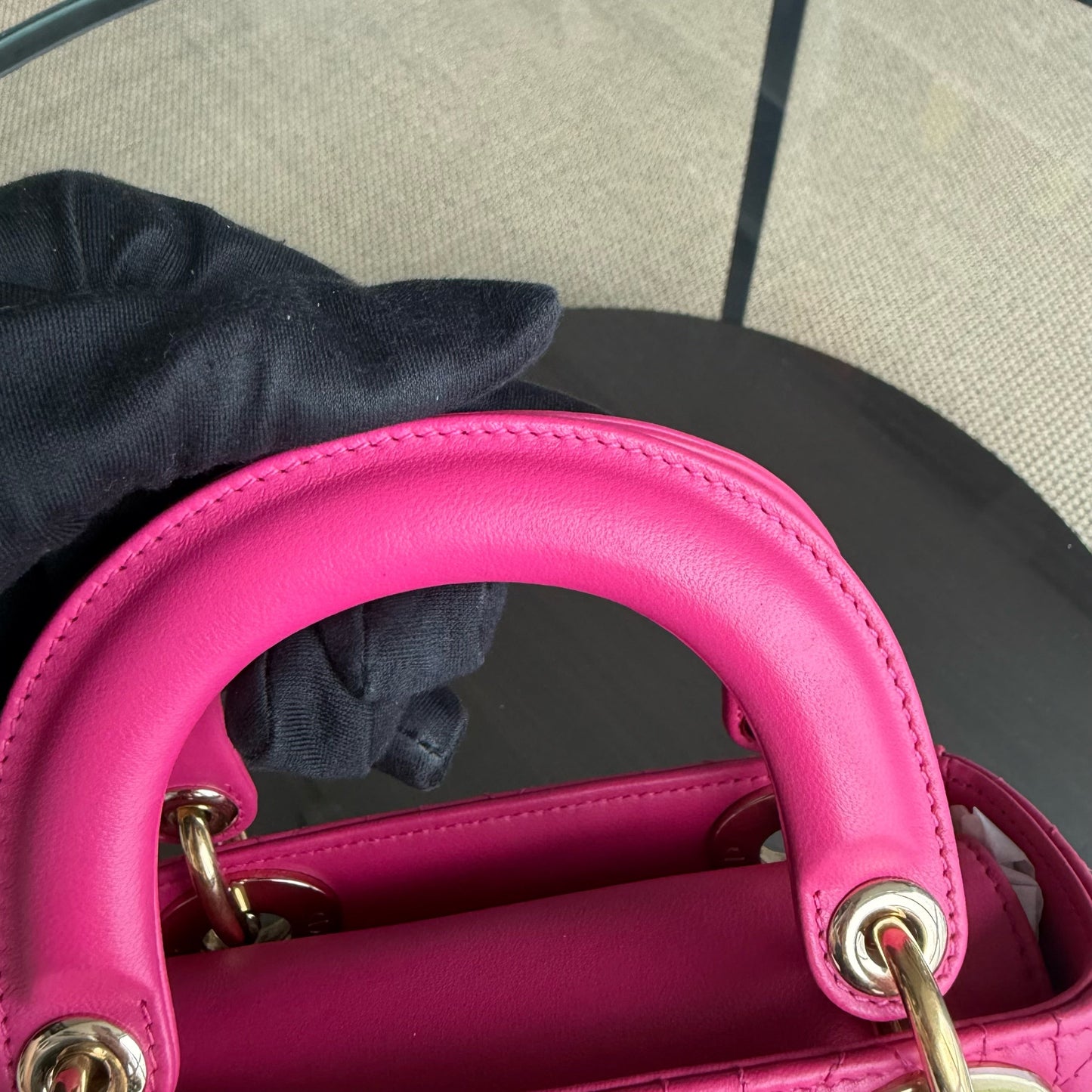 Lady Mini - Bandoulière réglable en cuir d'agneau Cannage rose vif avec quincaillerie dorée — Kovancy