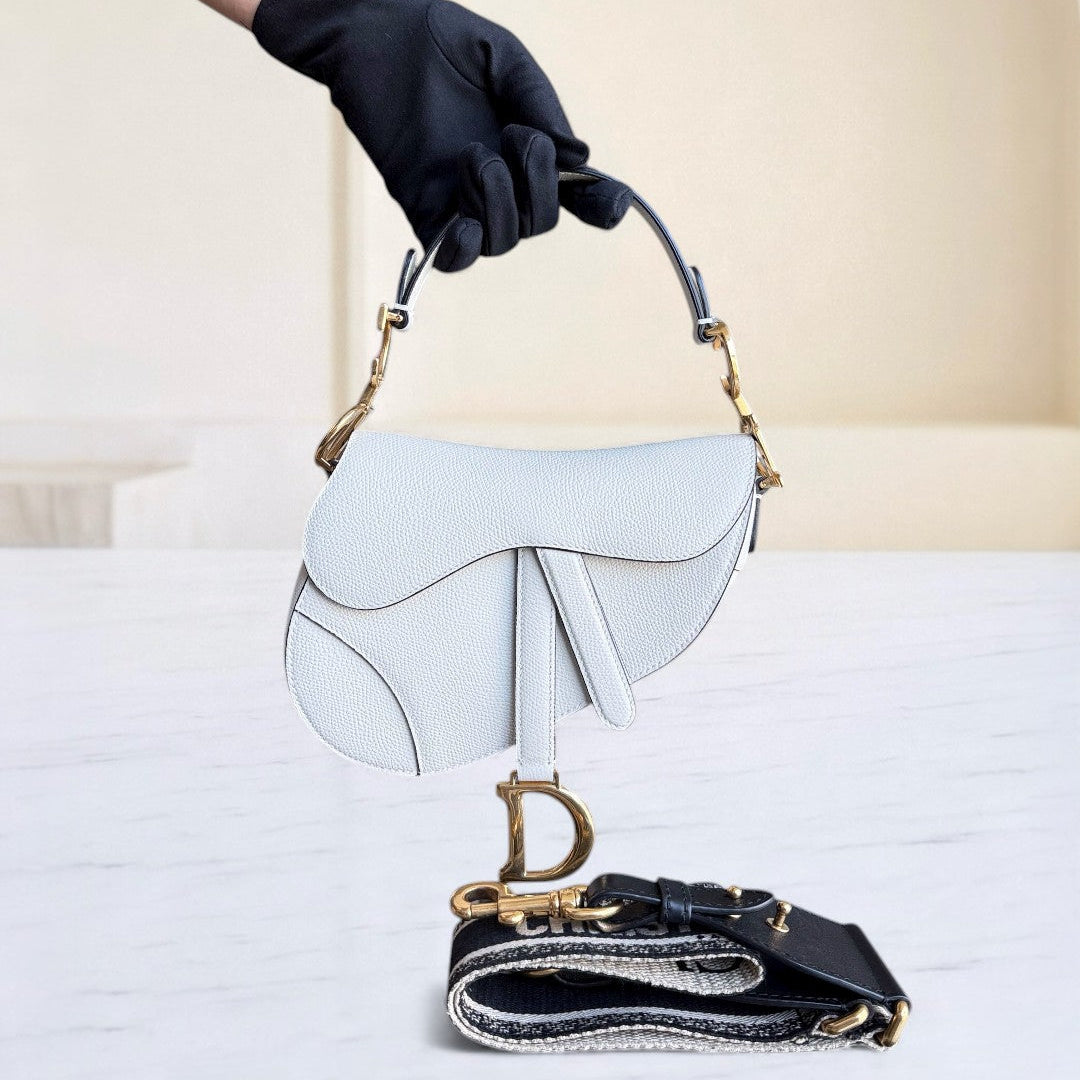 Saddle Small 21 cm en cuir caviar blanc avec bandoulière et finitions dorées. — Kovancy