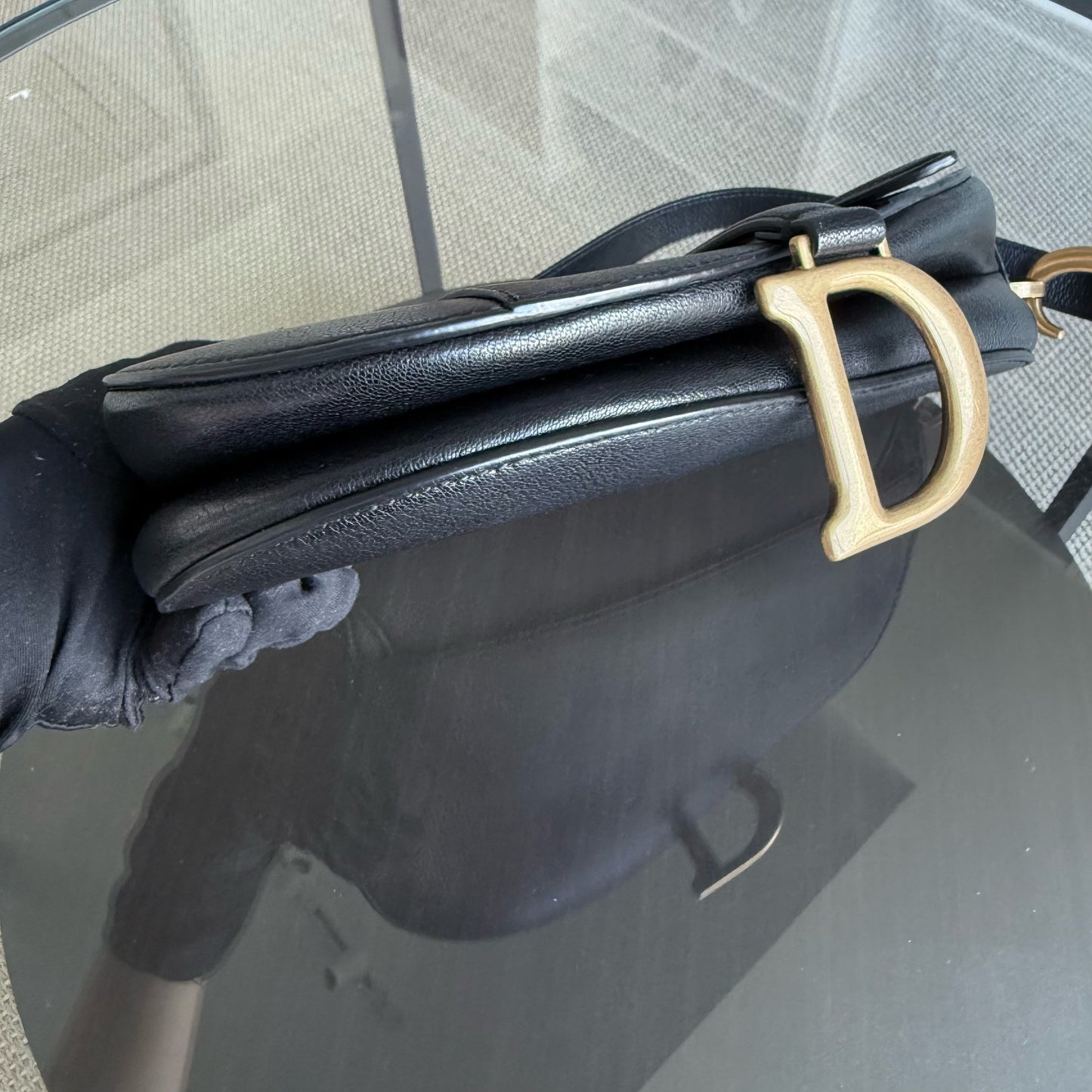 Selle Medium - 25 cm en cuir de veau noir et finitions dorées — Kovancy