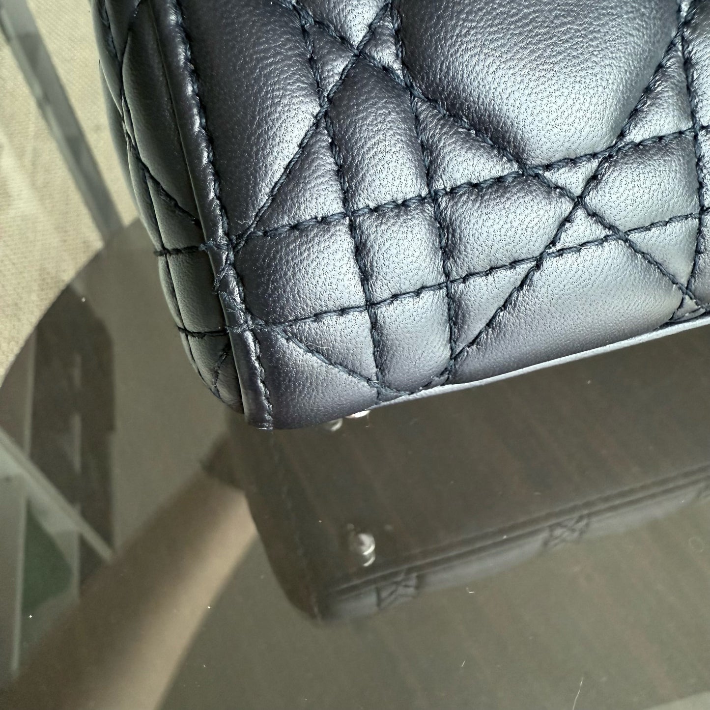 Lady Mini - Bracelet chaîne en cuir d'agneau Cannage bleu nuit avec détails argentés — Kovancy