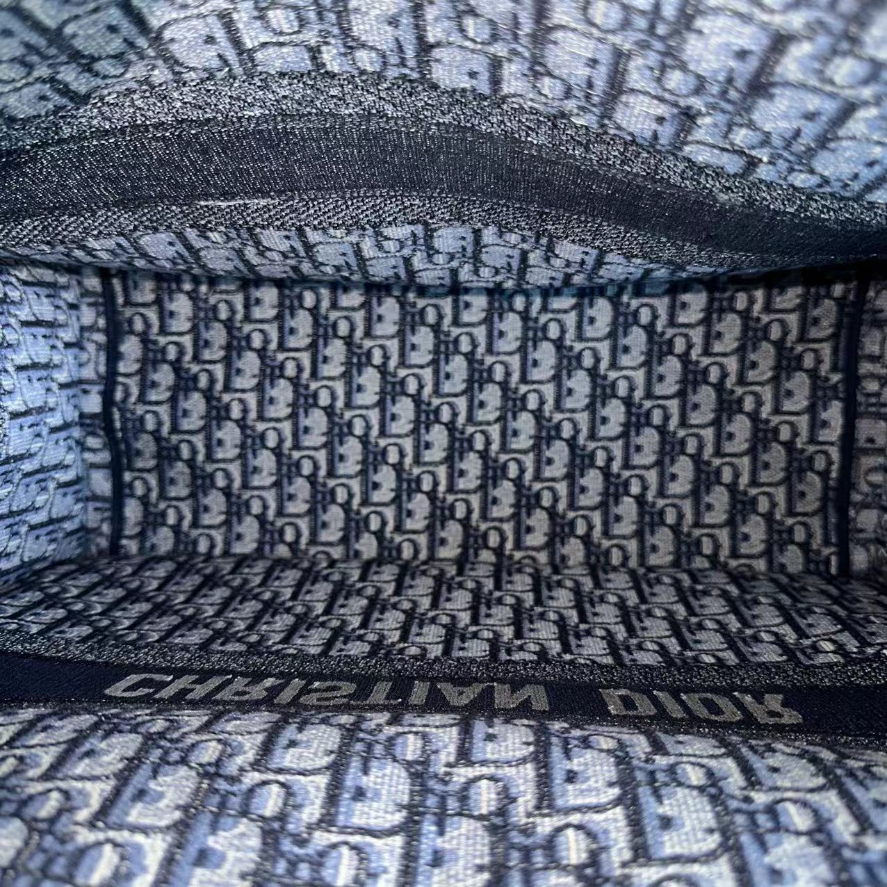 Sac fourre-tout Dior Book - Grand modèle en toile monogrammée bleu foncé