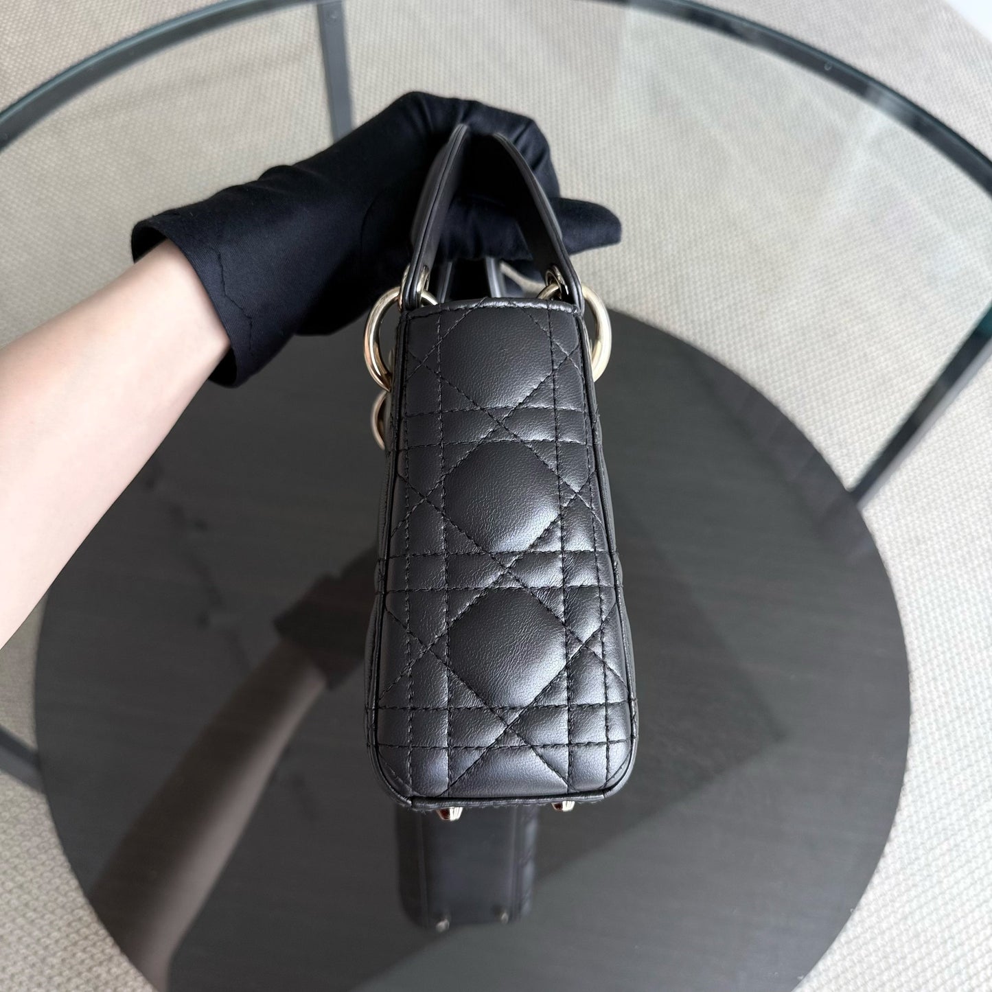 Lady Mini - Sangle chaîne en cuir d'agneau Cannage gris foncé avec quincaillerie dorée — Kovancy