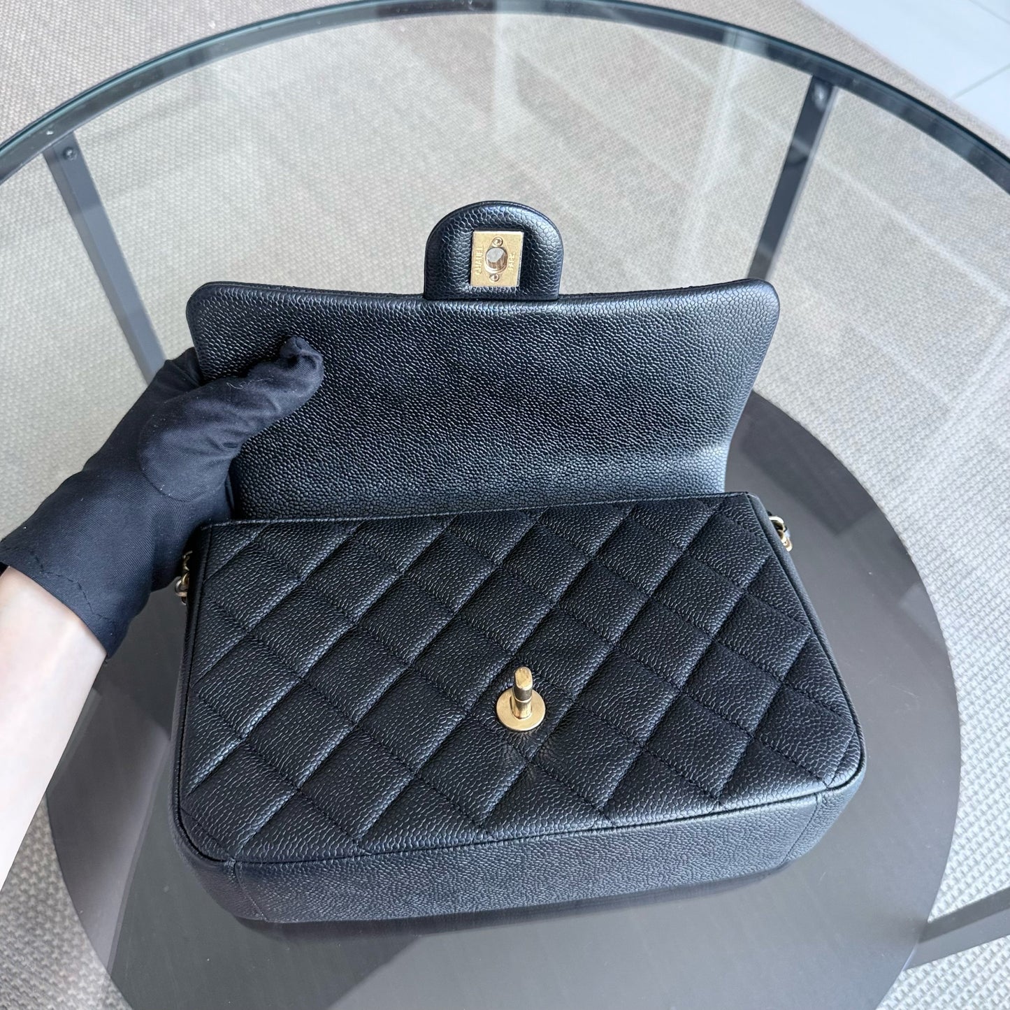 Sac à rabat saisonnier Chanel - Médaillon matelassé Caviar Soul Black Caviar Gold Hardware Microchip