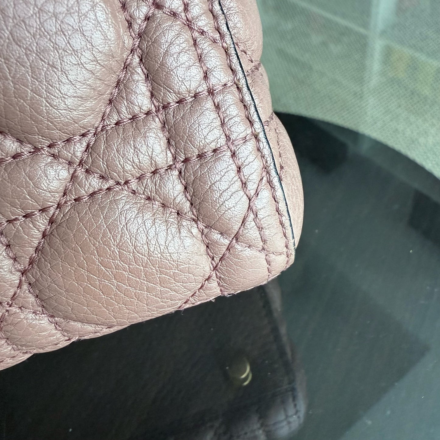 Lady Grand modèle - Cuir de veau grainé Cannage, finitions dorées blush, sans bandoulière — Kovancy