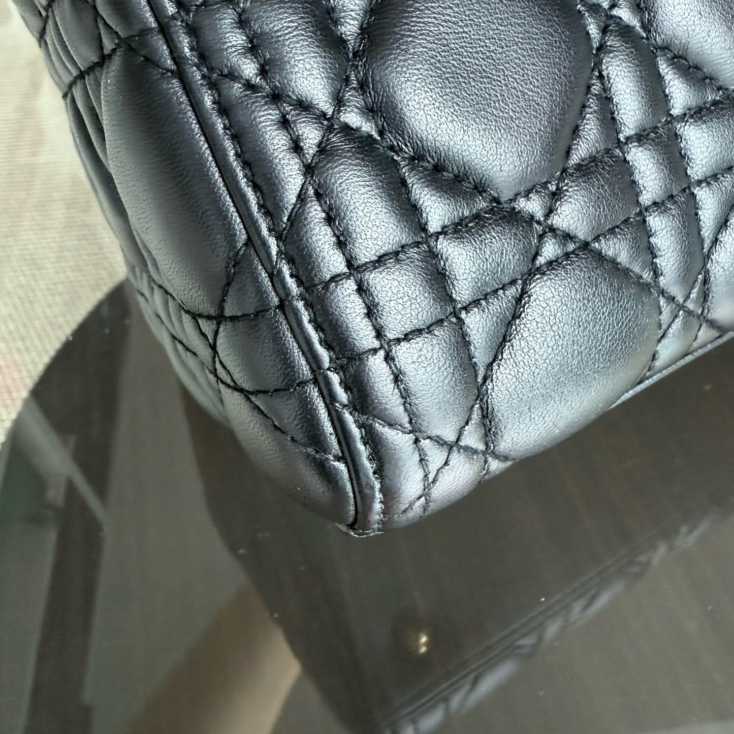 Lady Moyen - Cuir d'agneau Cannage noir Quincaillerie dorée SANS SANGLE — Kovancy