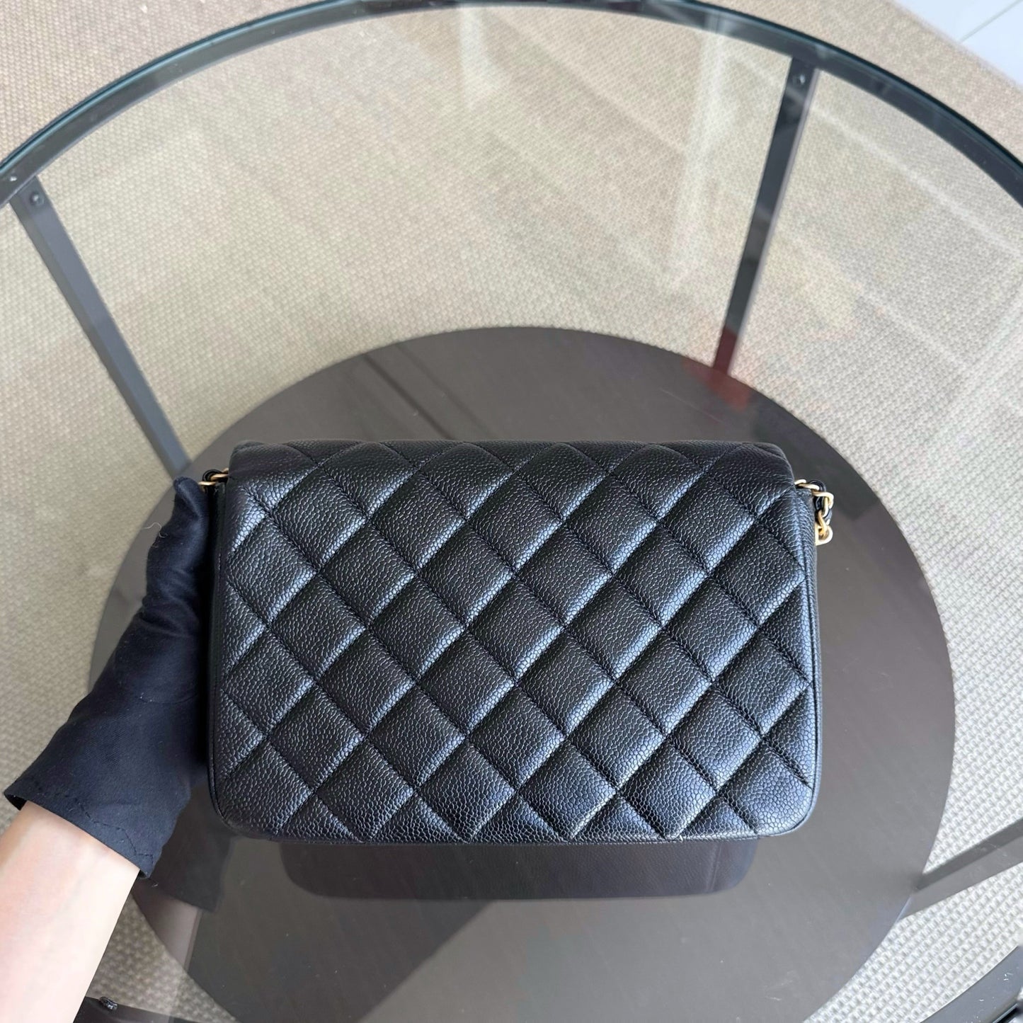 Sac à rabat saisonnier Chanel - Médaillon matelassé Caviar Soul Black Caviar Gold Hardware Microchip