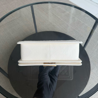 Chanel Boy Medium - Caviar 25CM Blanc Crème Quincaillerie Or Vieilli Series 26
