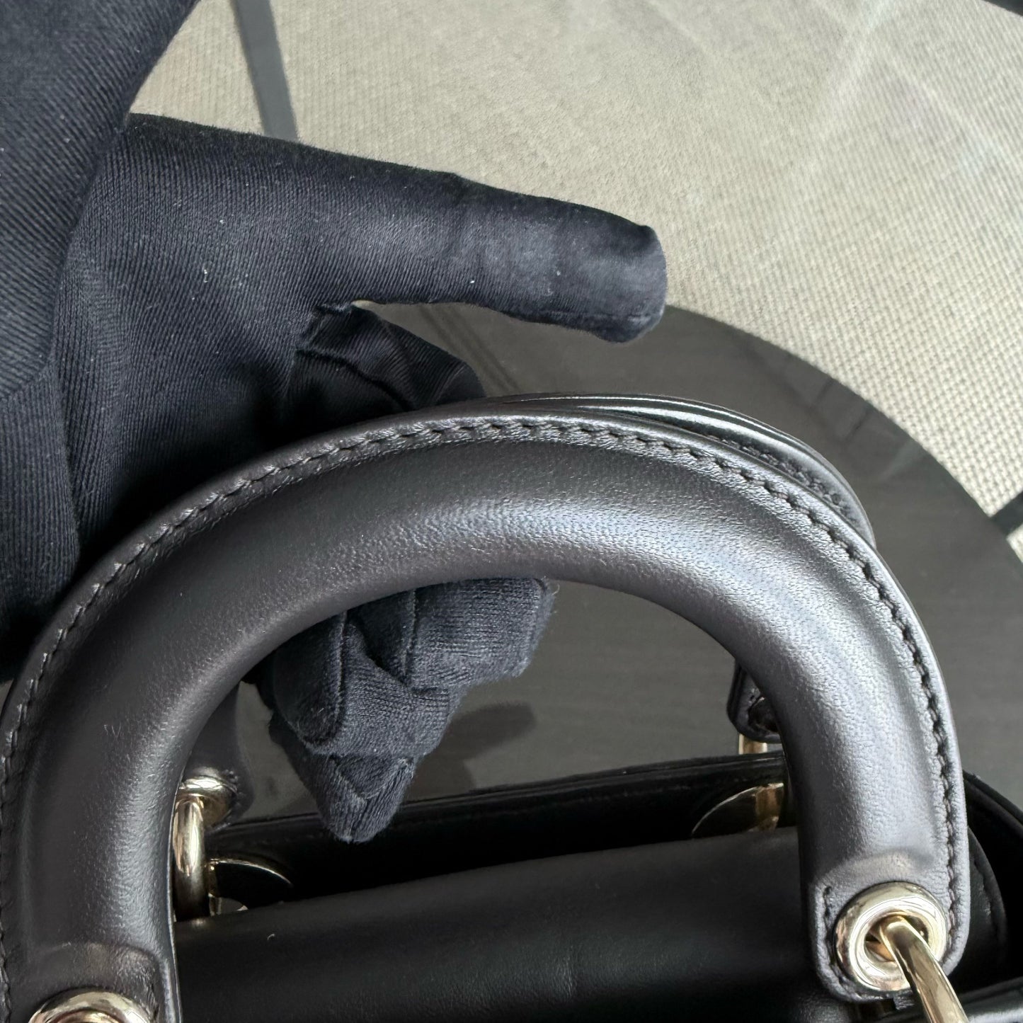 Lady Mini - Sangle chaîne en cuir d'agneau Cannage gris foncé avec quincaillerie dorée — Kovancy