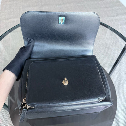 Sac Chanel Business Affinity grand format - 27 cm, cuir caviar matelassé noir, finitions dorées Series 23