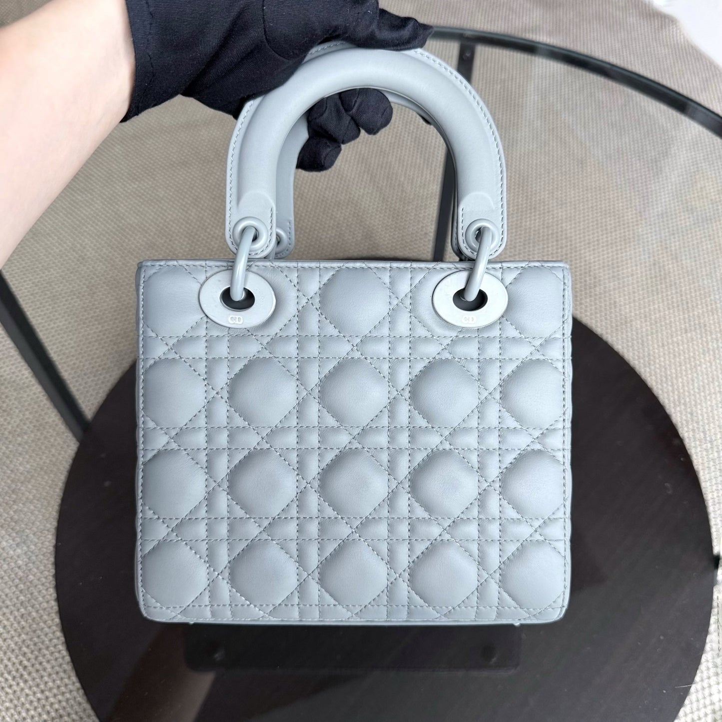Lady Petit modèle ABC - Cuir de veau gris Cannage entièrement gris, finitions noires — Kovancy