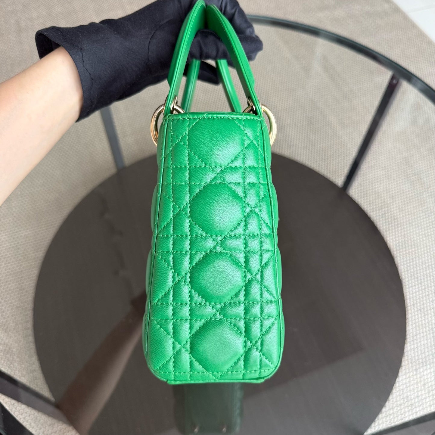 Lady Petit rabat - Cuir d'agneau Cannage vert et finitions dorées — Kovancy