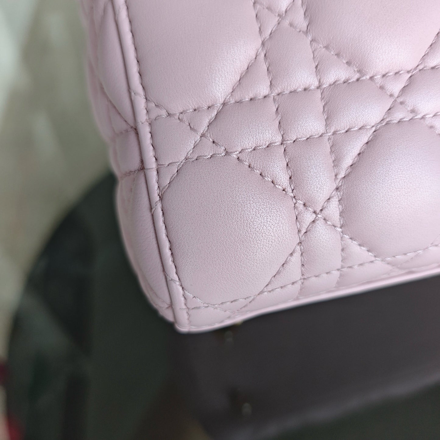 Lady Petit modèle - Cuir d'agneau Cannage rose avec finitions dorées — Kovancy