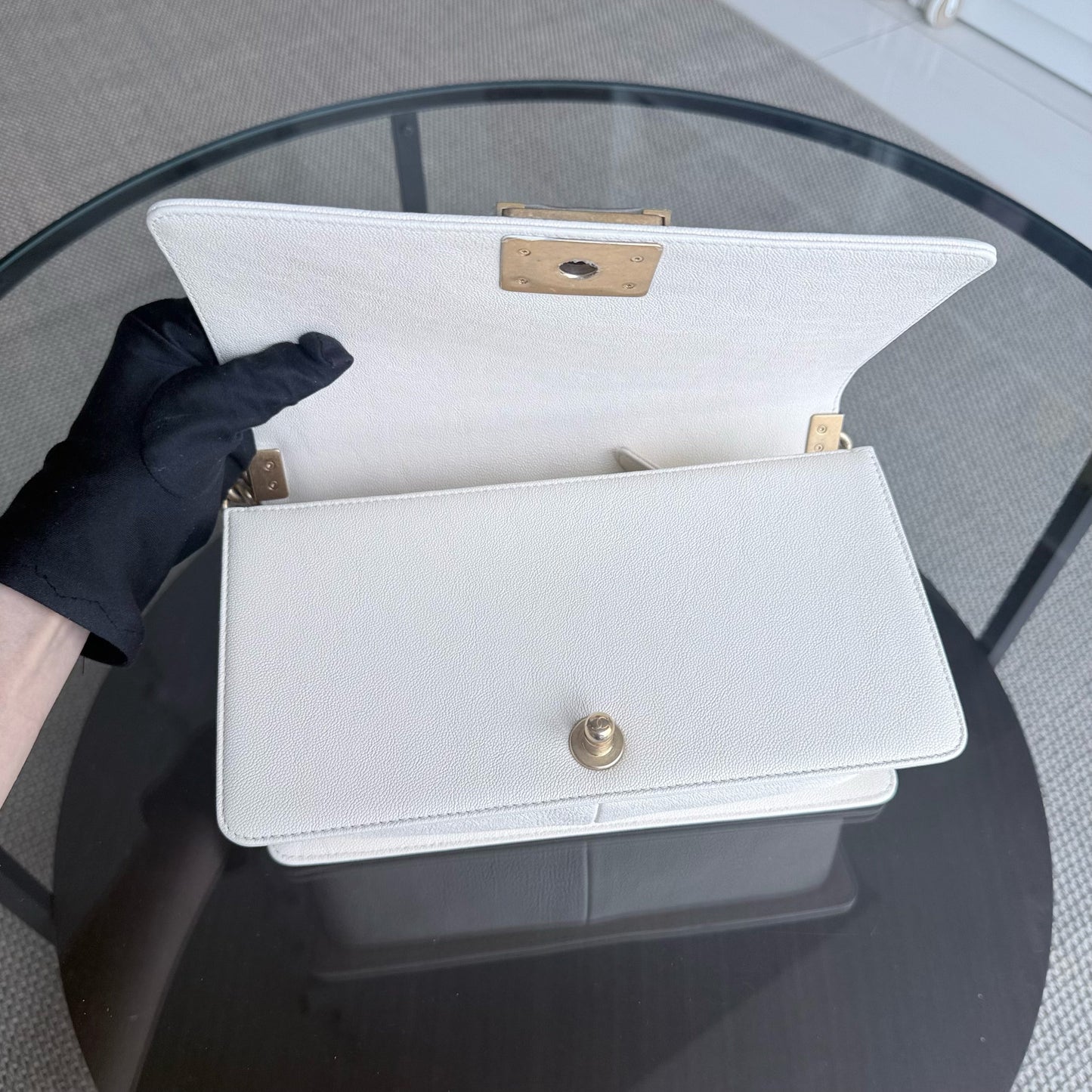 Chanel Boy Medium - Caviar 25CM Blanc Crème Quincaillerie Or Vieilli Series 26