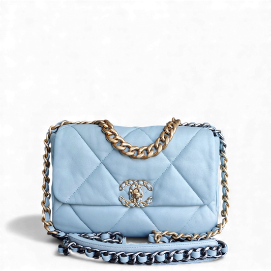 Sac Chanel C19 Petit modèle 19 en cuir de chèvre matelassé bleu clair, finitions bicolores, puce électronique