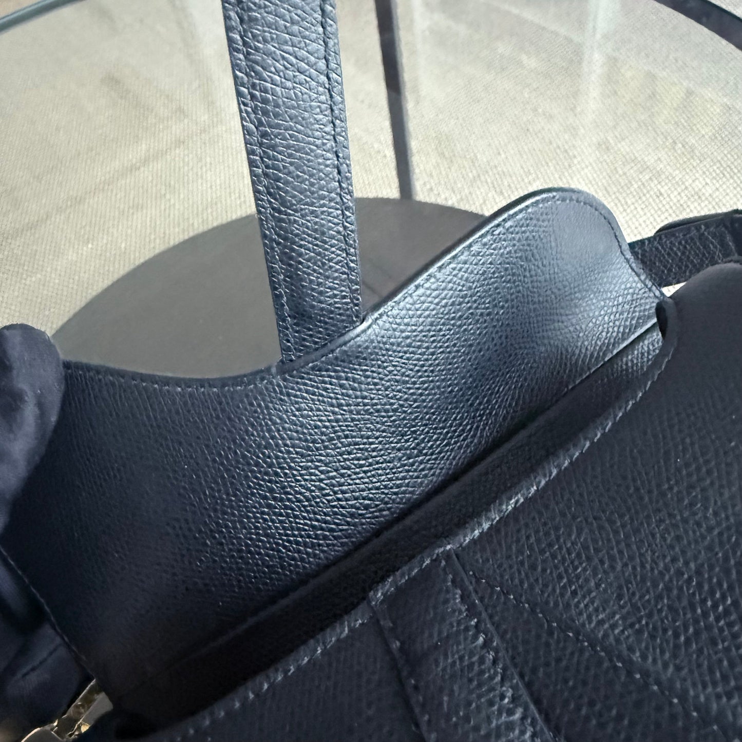 Sac Dior Saddle Small 21 cm en cuir caviar noir avec bandoulière et finitions dorées.