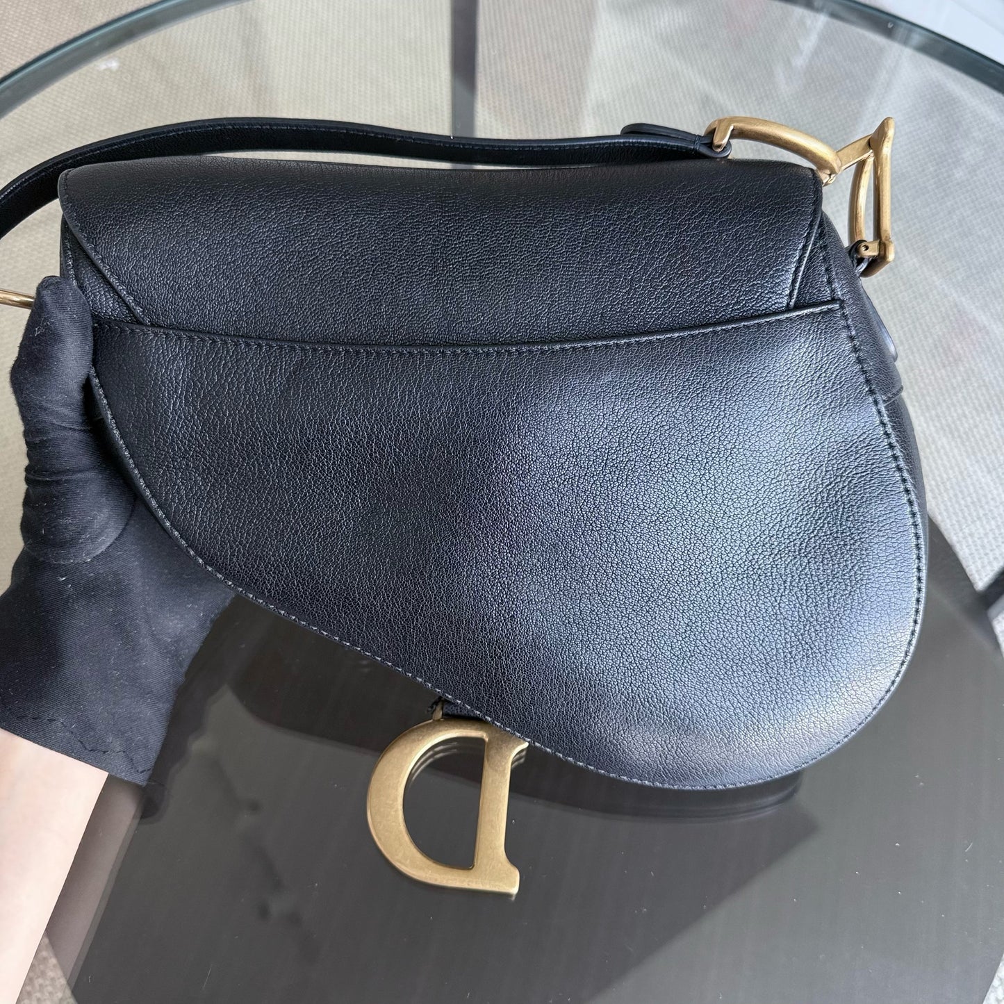 Selle Medium - 25 cm en cuir de veau noir et finitions dorées — Kovancy