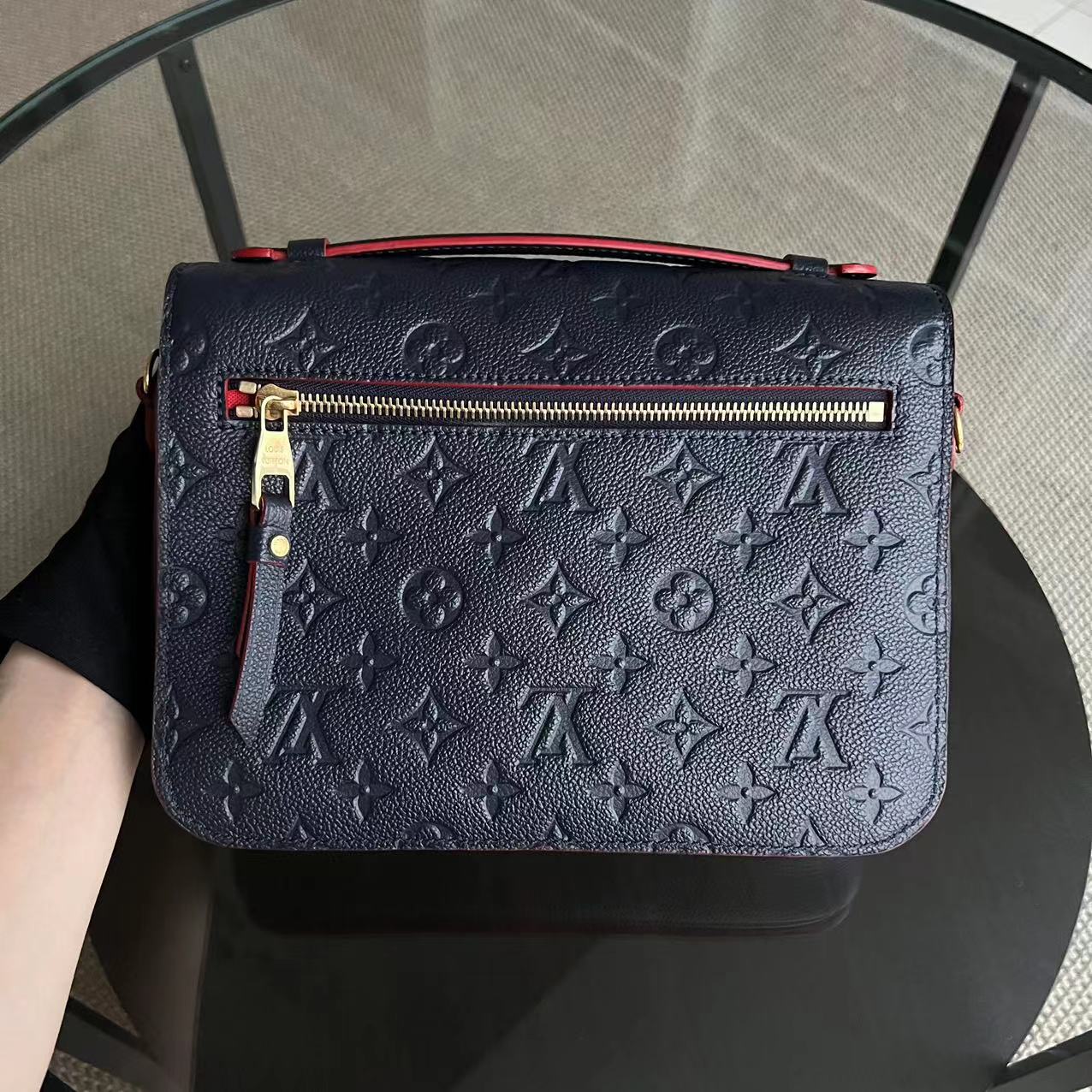 LV Pochette Metis Calfskin Empreinte Marine Rouge Matériel Doré Louis Vuitton