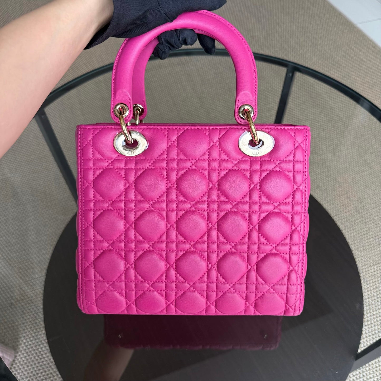 Lady Moyen - Cuir d'agneau Cannage Rose Quincaillerie dorée SANS SANGLE — Kovancy