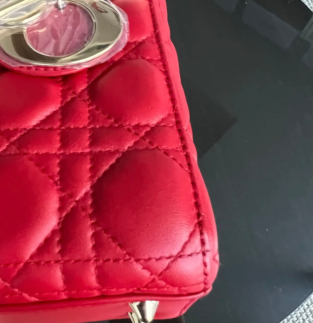 Lady Petit rabat - Agneau Cannage, finitions or rouge — Kovancy