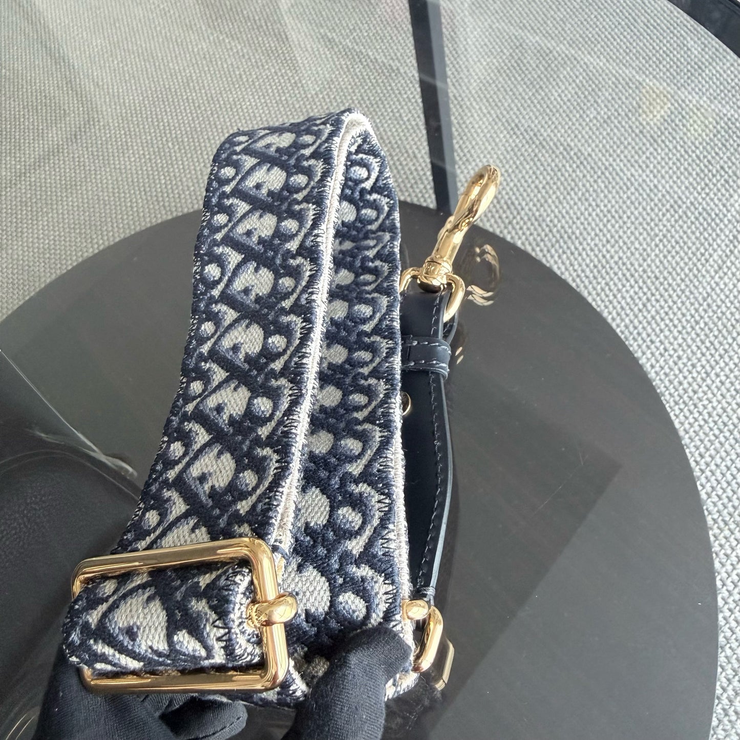 Bijou Bobby Large - Cuir caviar noir, finitions dorées, bandoulière — Kovancy