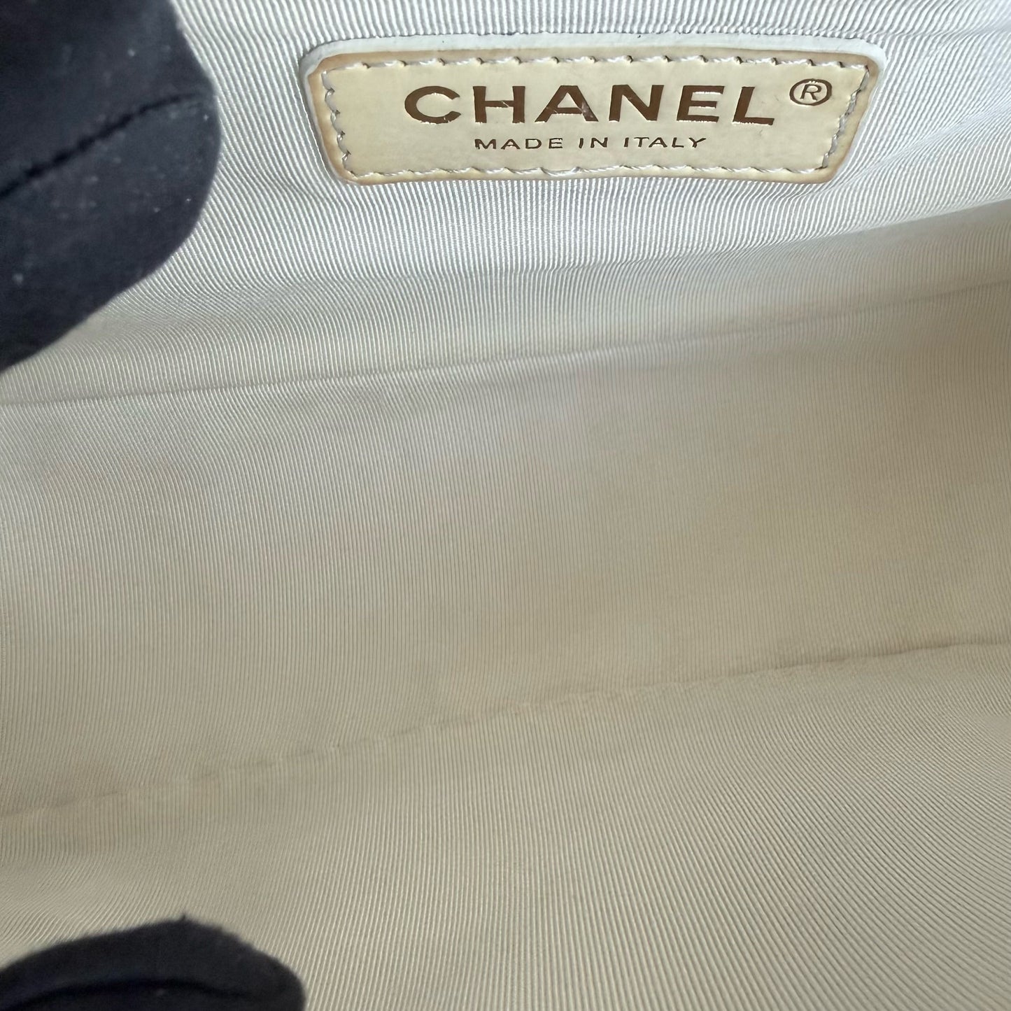 Chanel Boy Medium - Caviar 25CM Blanc Crème Quincaillerie Or Vieilli Series 26