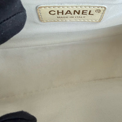 Chanel Boy Medium - Caviar 25CM Blanc Crème Quincaillerie Or Vieilli Series 26