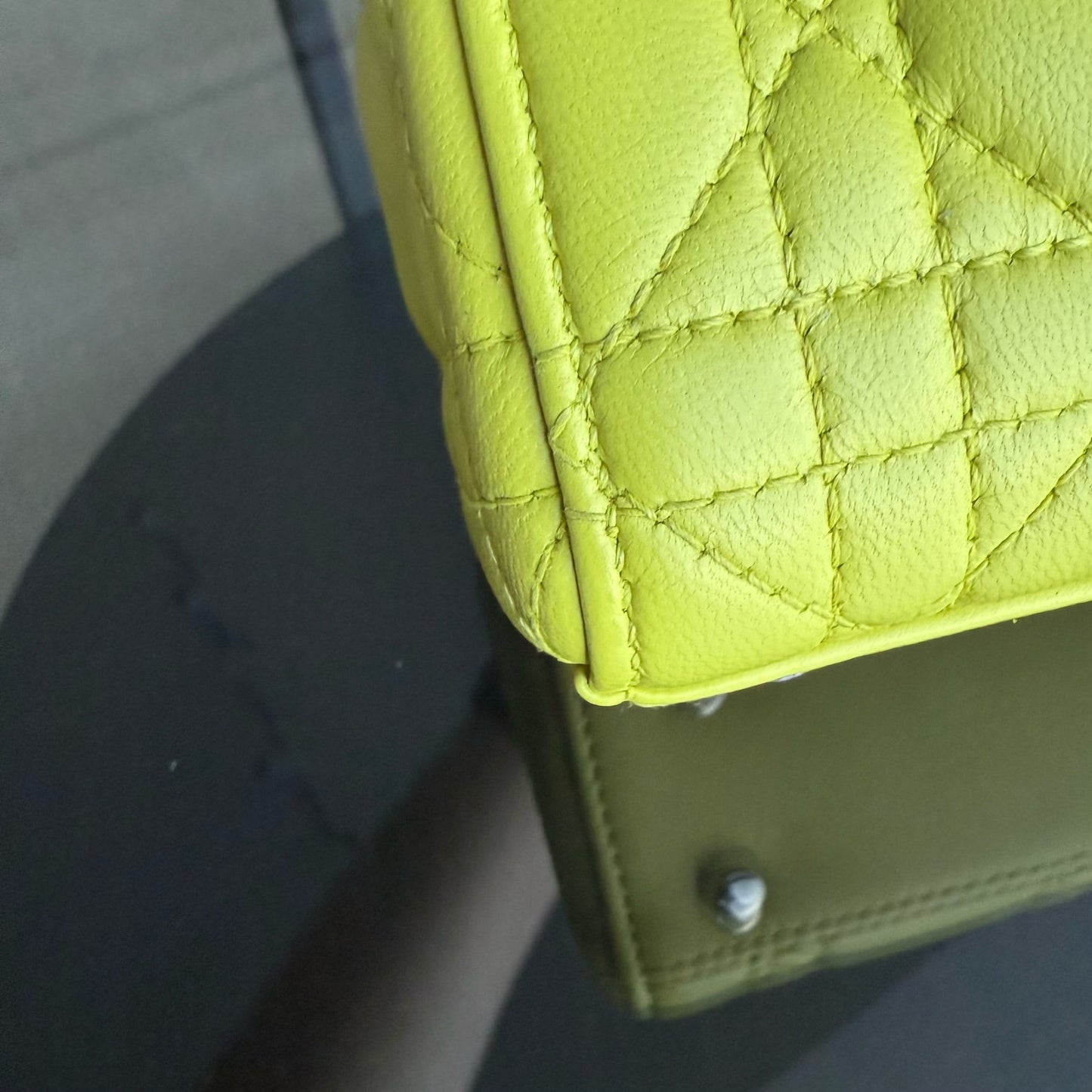 Lady Mini - Sangle réglable en cuir d'agneau Cannage jaune et métal argenté — Kovancy