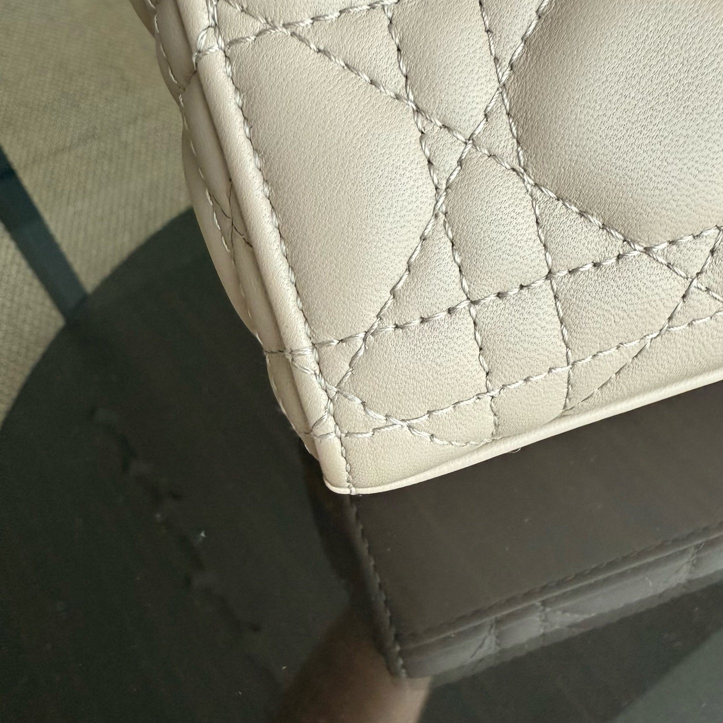 Sac à bandoulière D-Joy Medium Cannage en cuir d'agneau beige et accessoires dorés — Kovancy