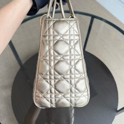 Dior Lady Rabat moyen - Cuir de veau Cannage Ferrures dorées SANS SANGLE