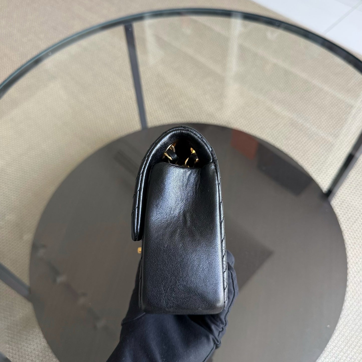 Sac à rabat saisonnier Chanel Small - 23 cm Surpiqué CC Médaillon à chevrons Rabat Chevron Cuir de chèvre Noir Quincaillerie dorée Series 20