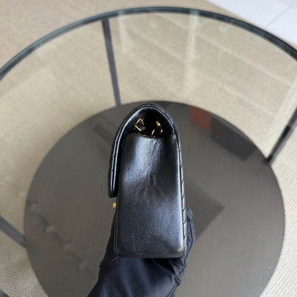 Sac à rabat saisonnier Chanel Small - 23 cm Surpiqué CC Médaillon à chevrons Rabat Chevron Cuir de chèvre Noir Quincaillerie dorée Series 20