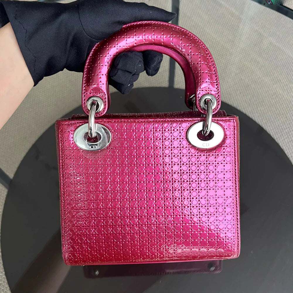 Lady Mini - Cuir de veau micro-cannage rose métallisé, détails argentés, bandoulière ajustable — Kovancy