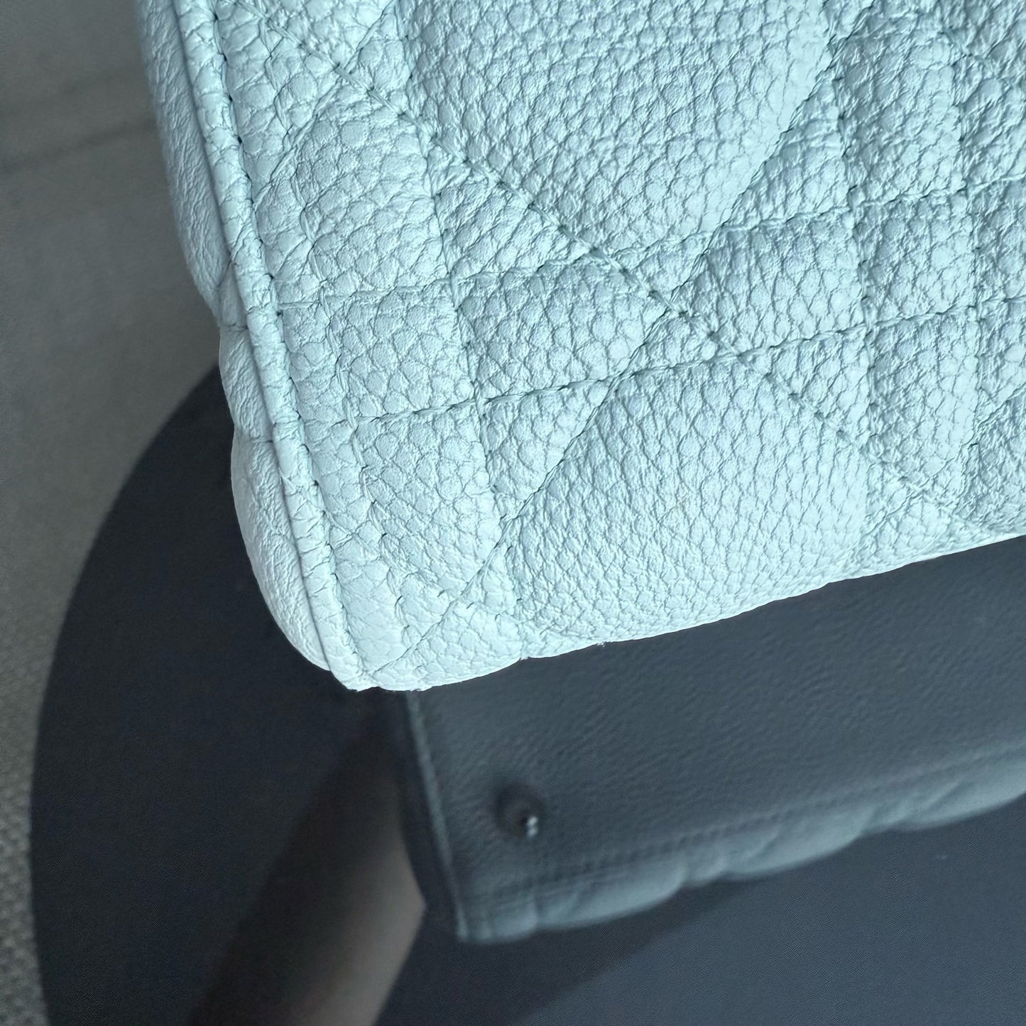 Dior Lady Caviar moyen - Cuir de veau grainé Cannage Blanc glacier Bleu glacier Quincaillerie argentée