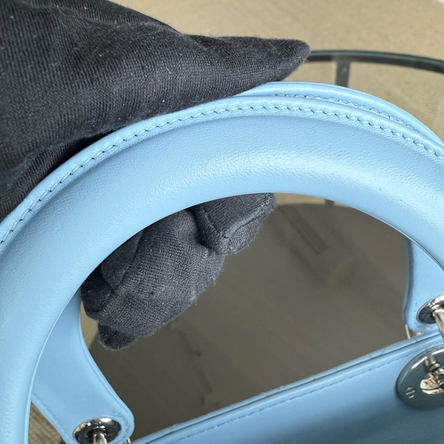 Lady Cuir d'agneau Cannage moyen bleu clair avec accessoires argentés — Kovancy
