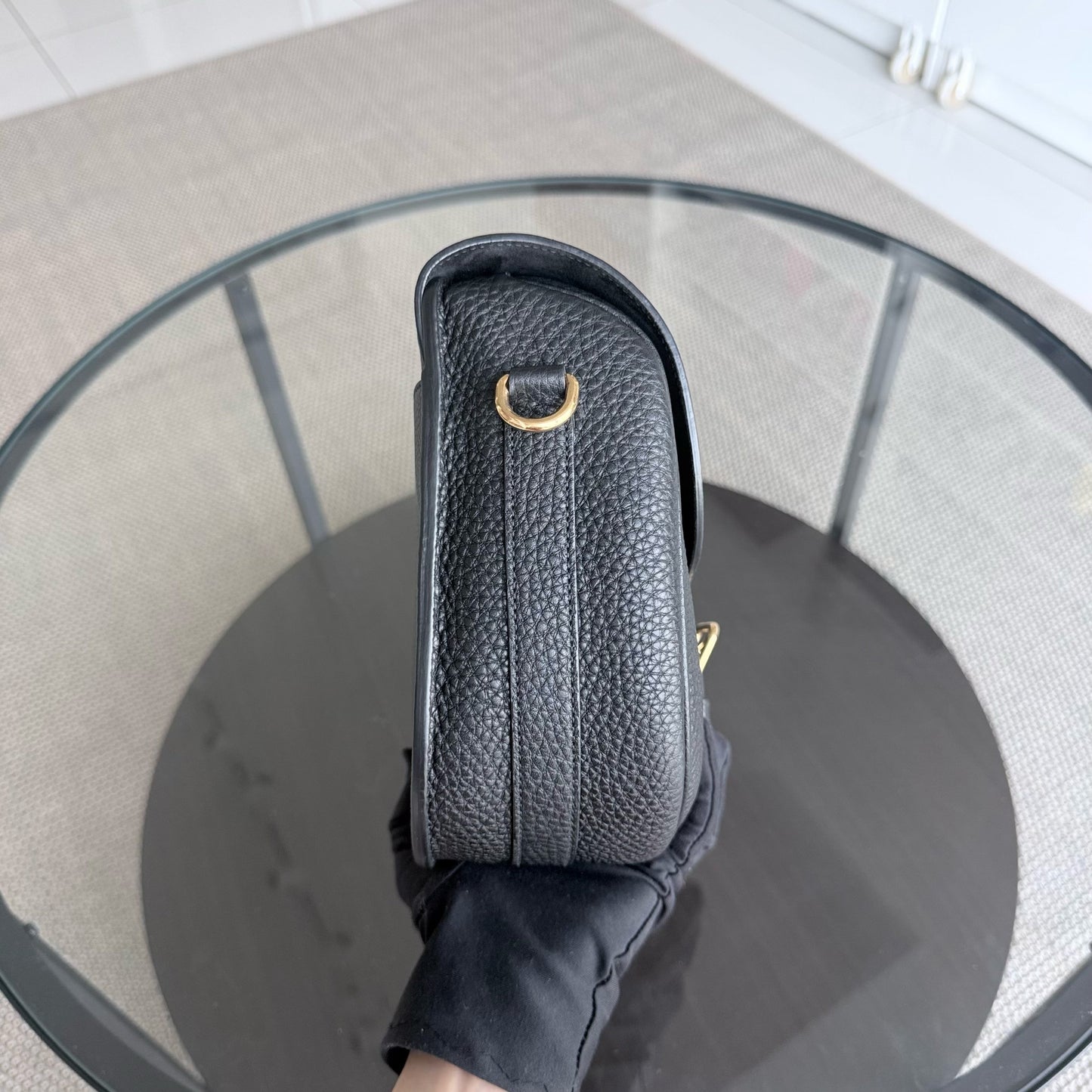 Bijou Bobby Large - Cuir caviar noir, finitions dorées, bandoulière — Kovancy