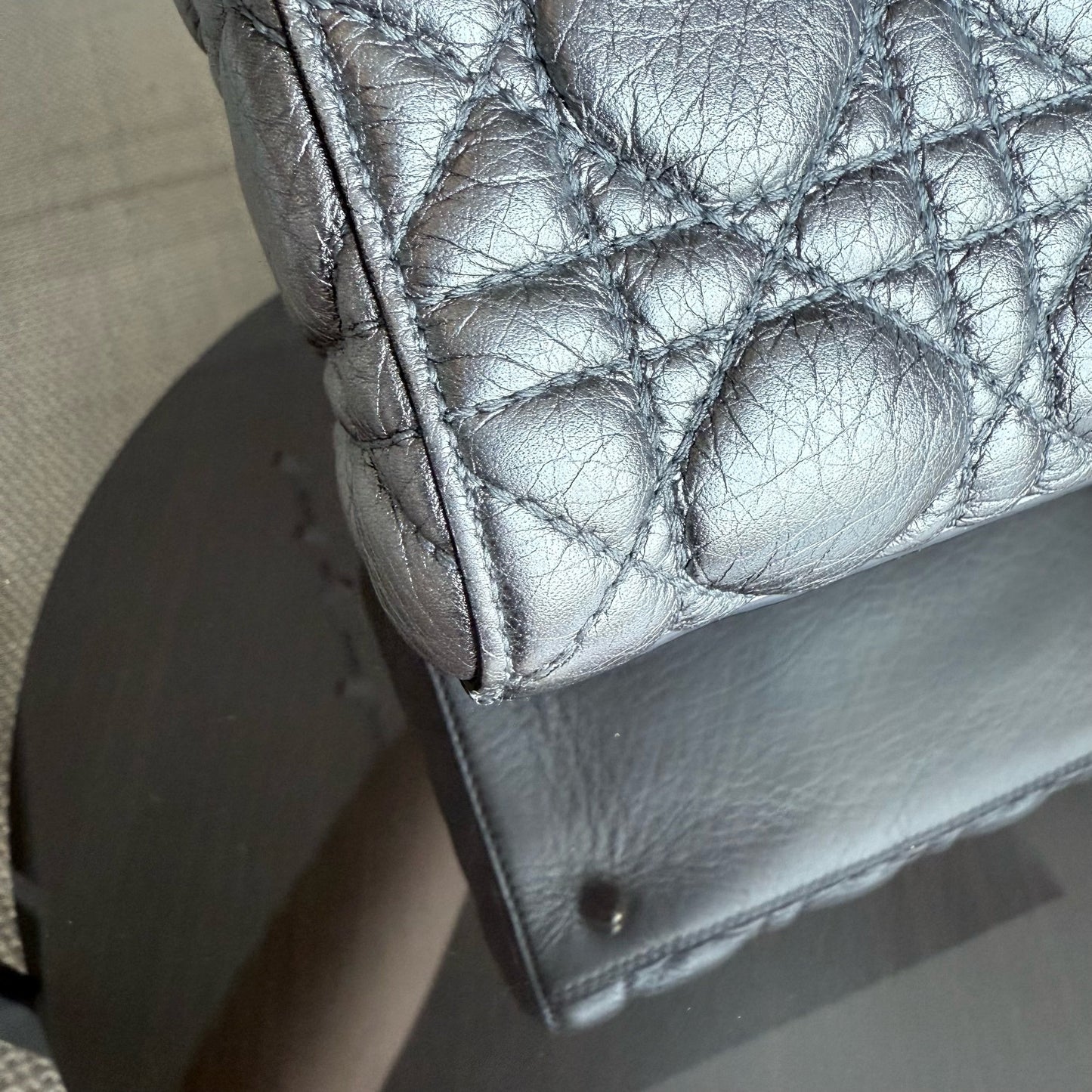 Dior Lady Rabat moyen - Cuir de veau grainé, quincaillerie argentée et dorée métallisée, édition limitée