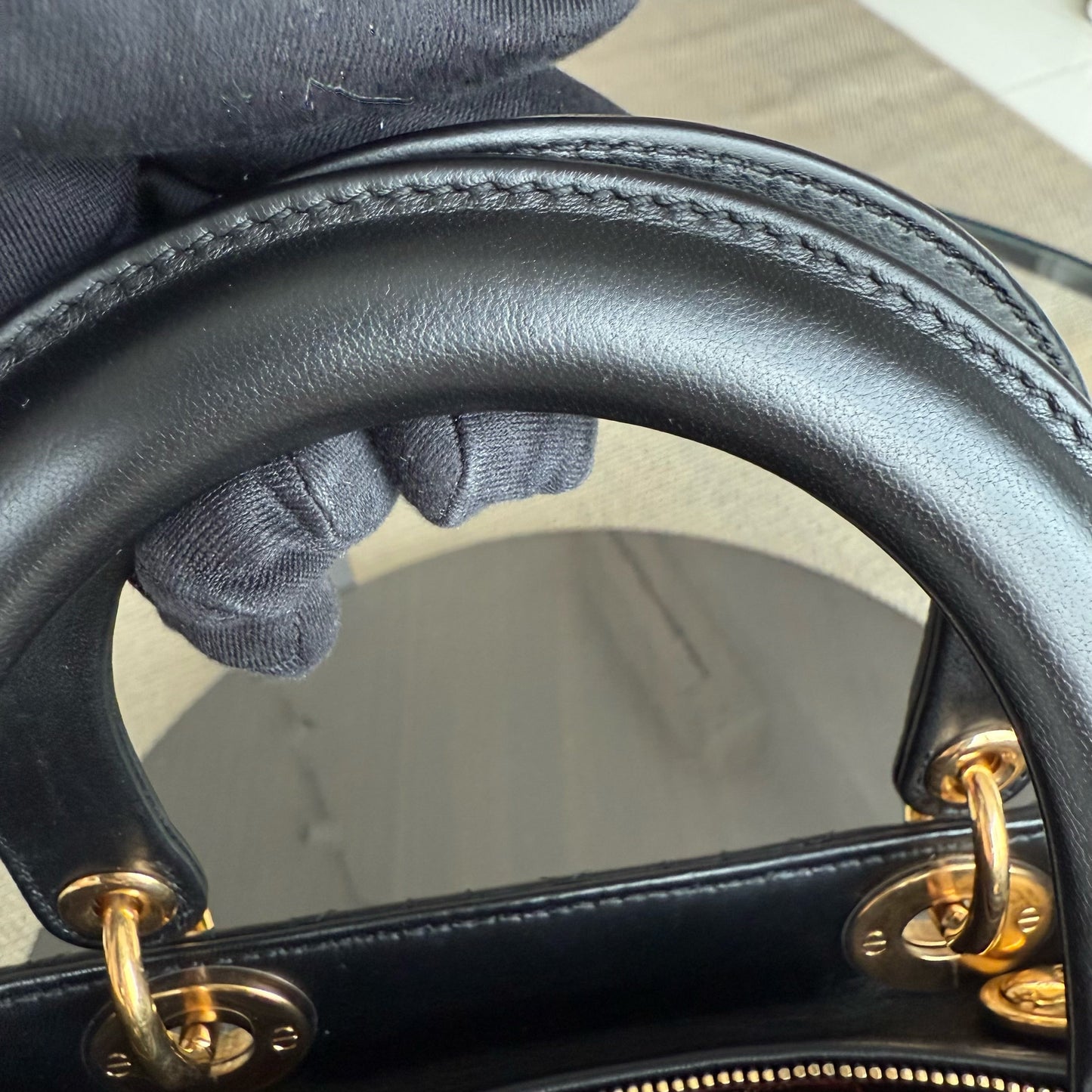 Lady Moyen - Cuir d'agneau Canange noir et accessoires dorés — Kovancy