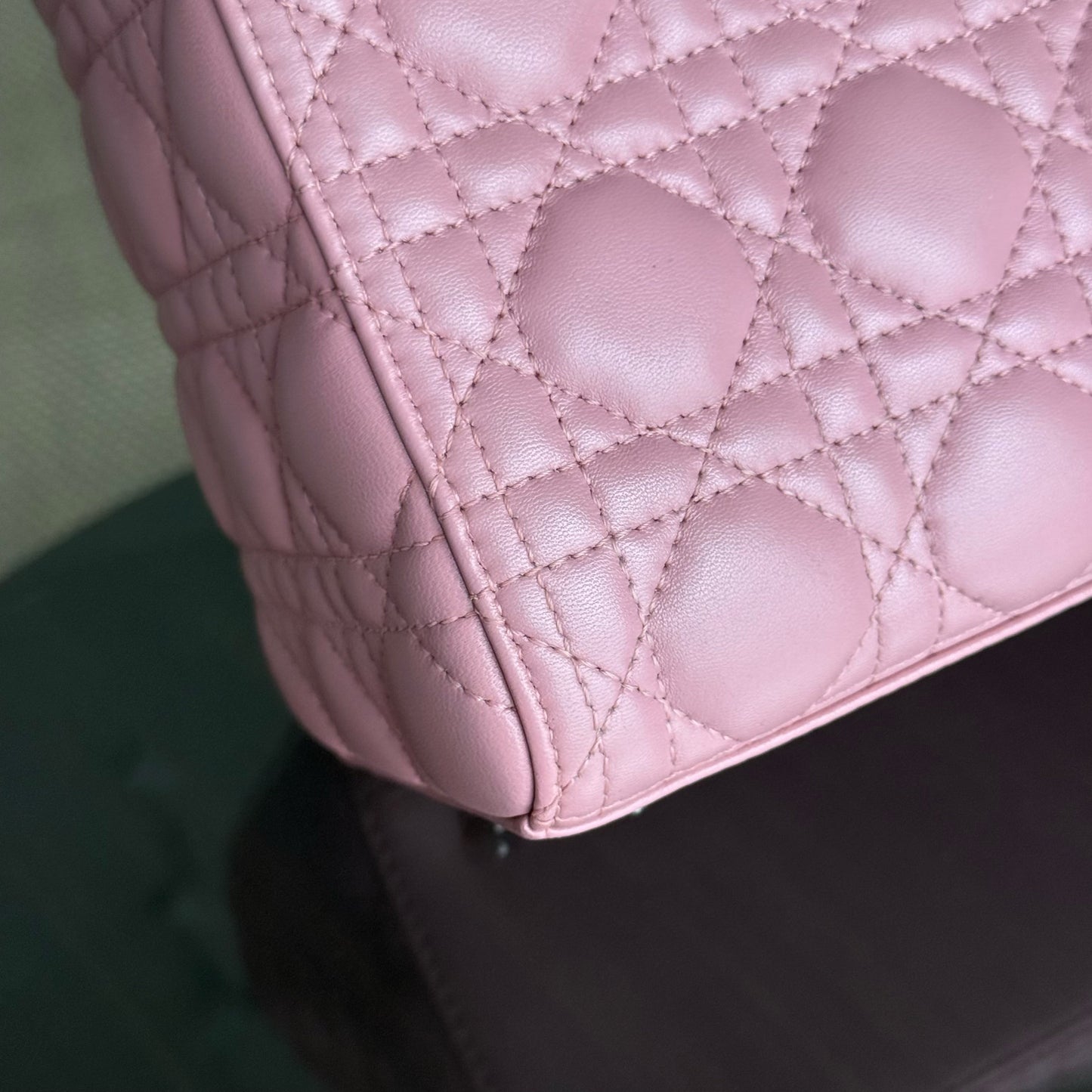 Lady Cannage moyen en cuir d'agneau rose avec accessoires argentés — Kovancy